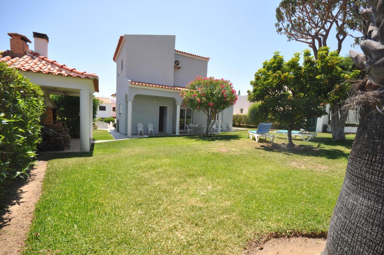 Well-Appointed Villa Is Situated In The Popular Resort Of Vilamoura Quarteira Eksteriør billede