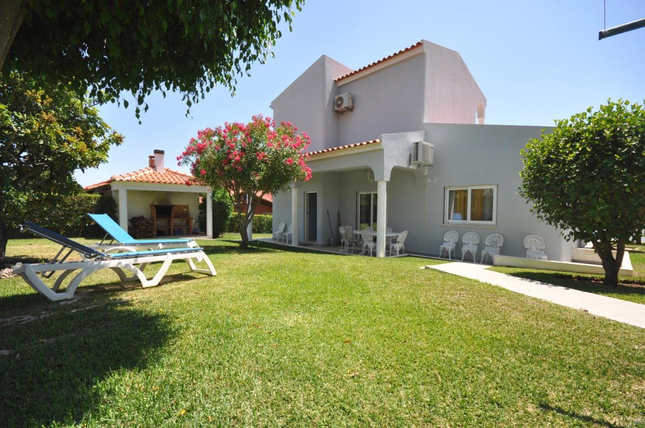 Well-Appointed Villa Is Situated In The Popular Resort Of Vilamoura Quarteira Eksteriør billede