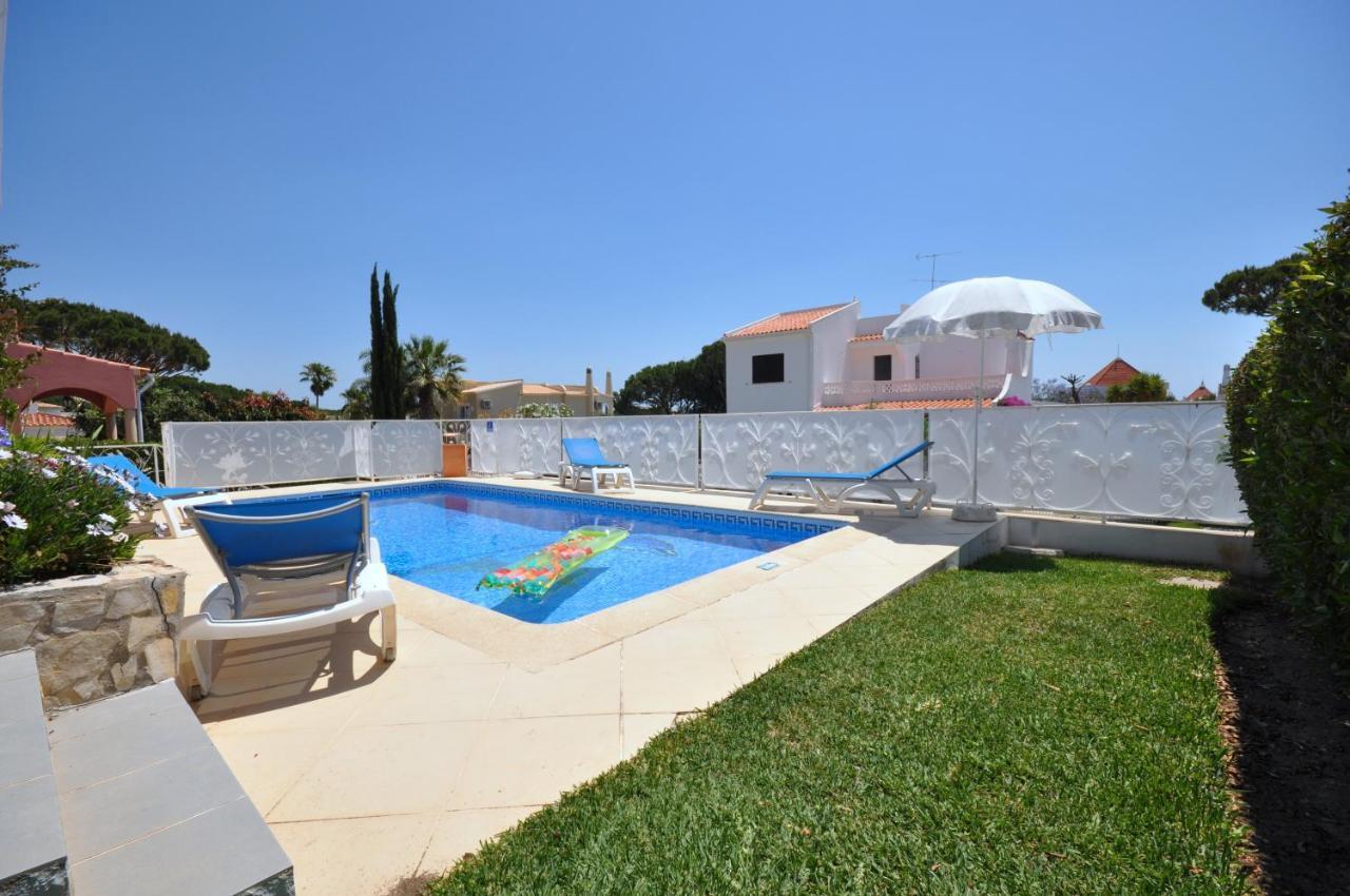 Well-Appointed Villa Is Situated In The Popular Resort Of Vilamoura Quarteira Eksteriør billede