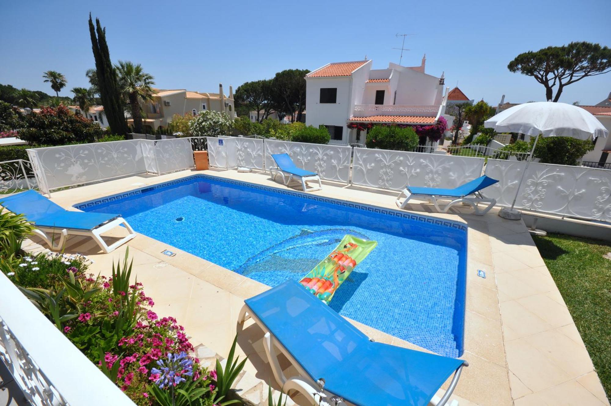 Well-Appointed Villa Is Situated In The Popular Resort Of Vilamoura Quarteira Eksteriør billede