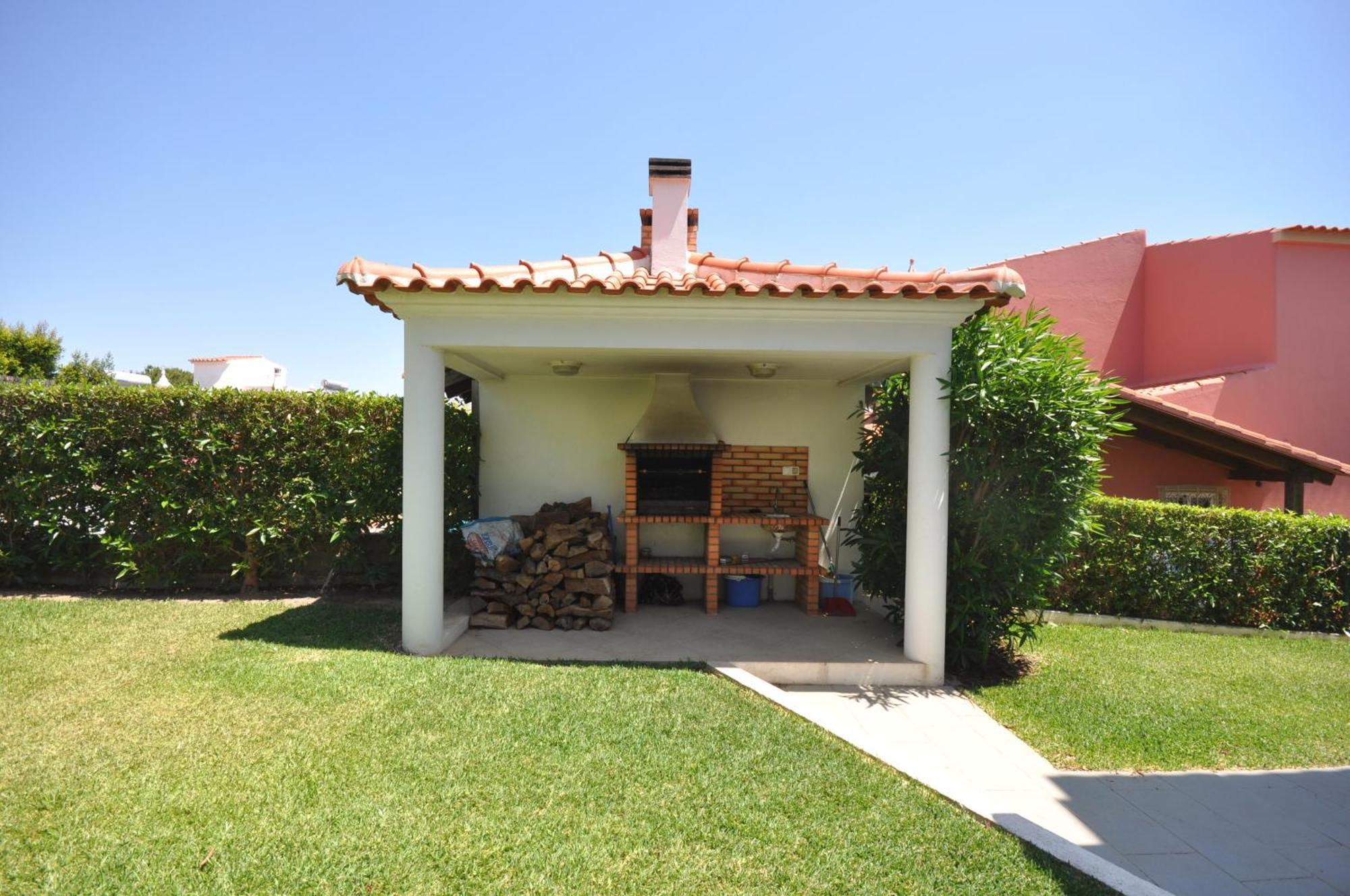 Well-Appointed Villa Is Situated In The Popular Resort Of Vilamoura Quarteira Eksteriør billede